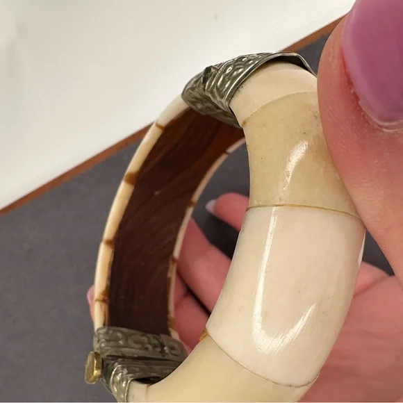Vintage Mid-Century Bone & Wood Bangle, Hinge Pin Clasp, Tribal Style - Picture 6 of 8